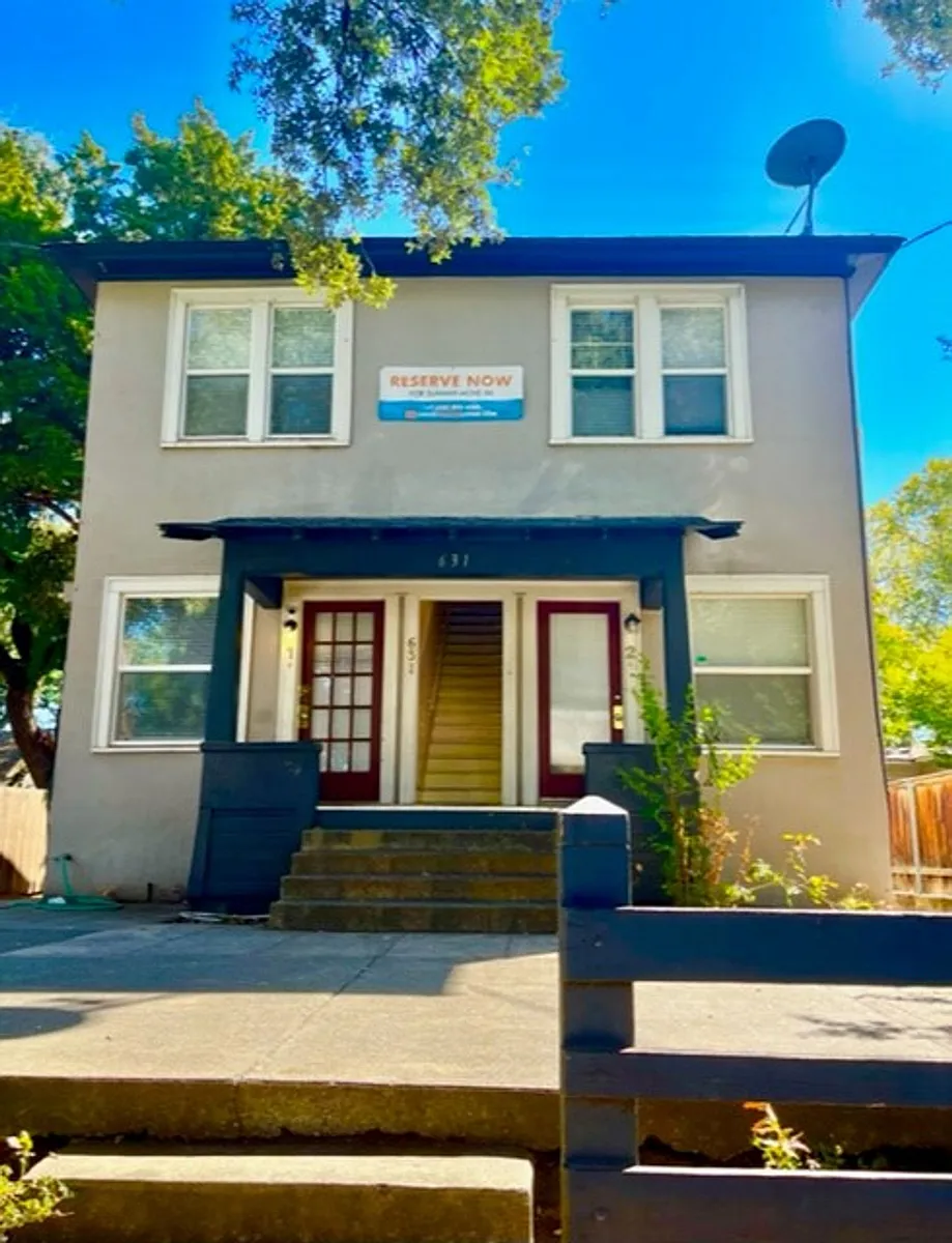 Building Photo - 631 W 5th St