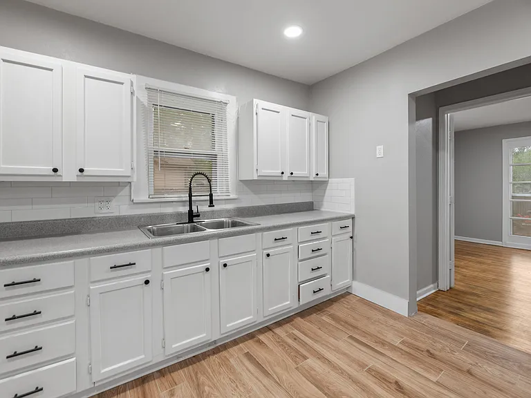 119 S Custer Ave — Photo 4