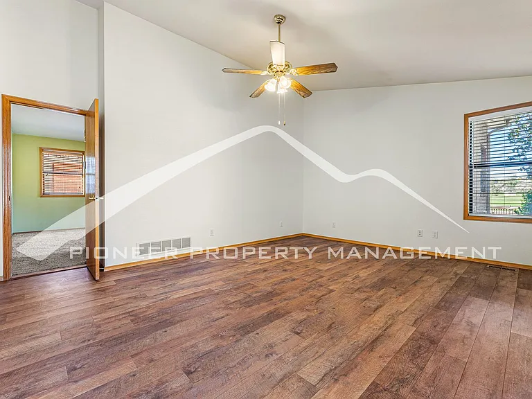 2924 Troxell Ave — Photo 15