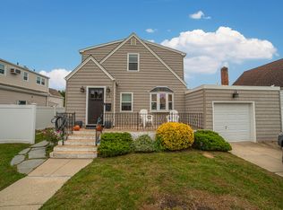 22 Lido Pkwy, Lindenhurst, NY 11757