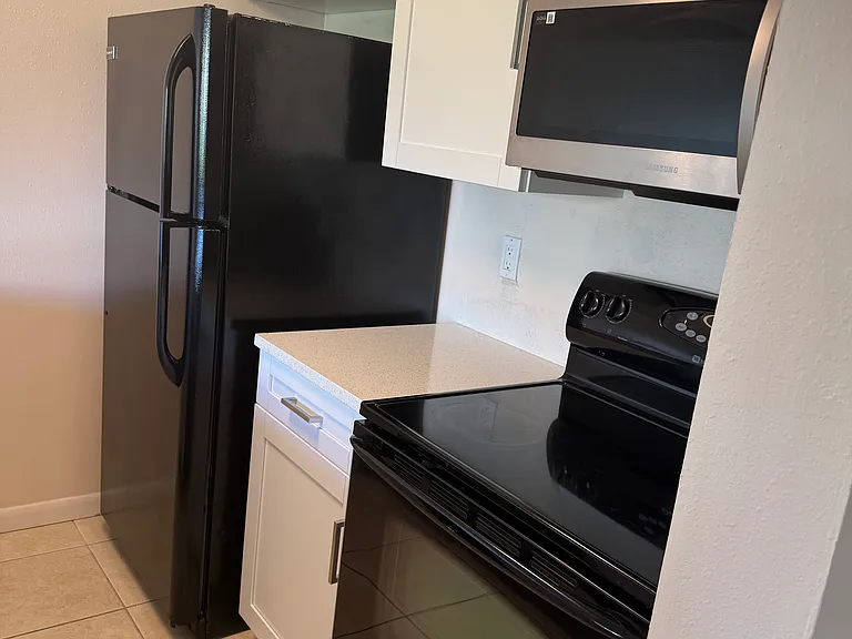 2525 W Bay Dr #C10 — Photo 7