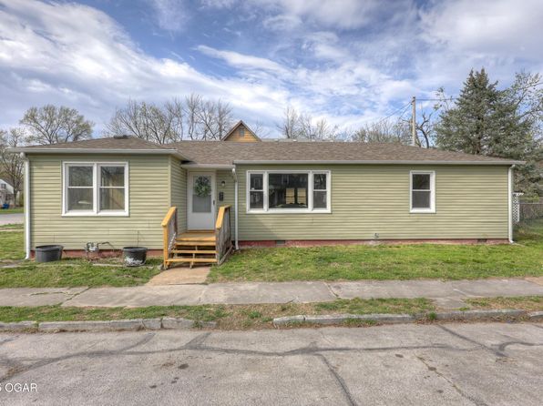 429 Cedar St, Carthage, MO 64836