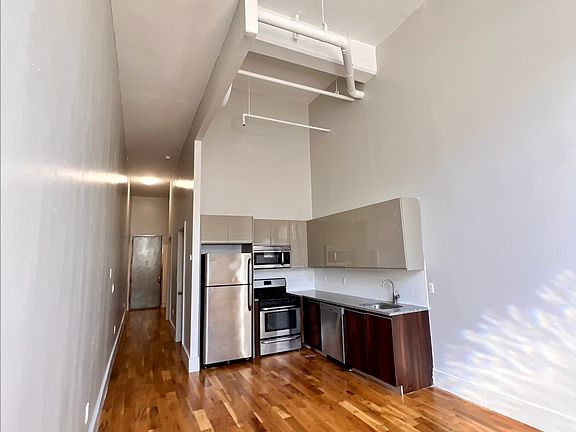 2nd image of 41 Kosciuszko St APT 102