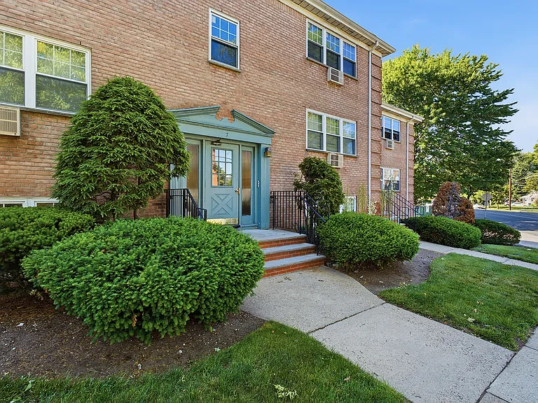 138 Clinton Pl #1B — Photo 2