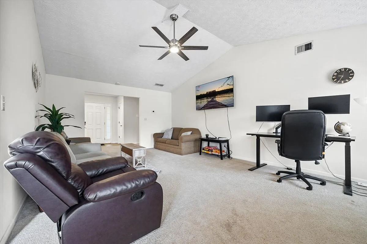 3 bed, 1353 sqft, $2,200 — Photo 3