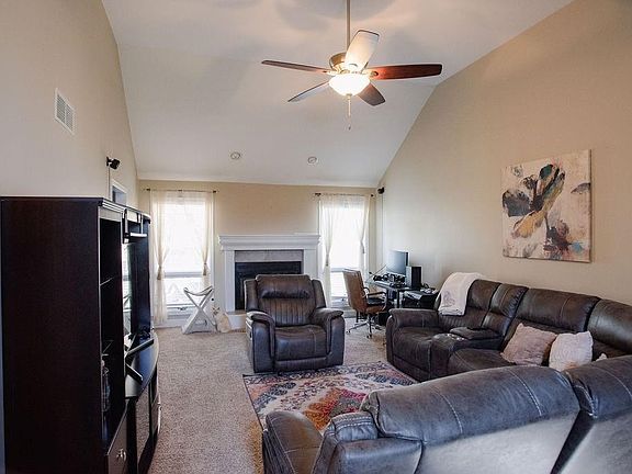 4th image of 714 Hallbrooke Dr