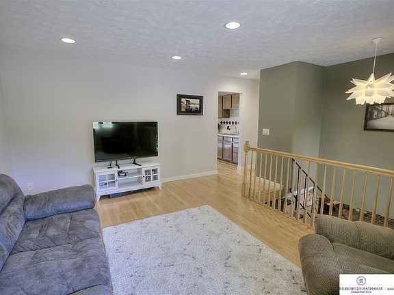 4th image of 725 Burns Pl