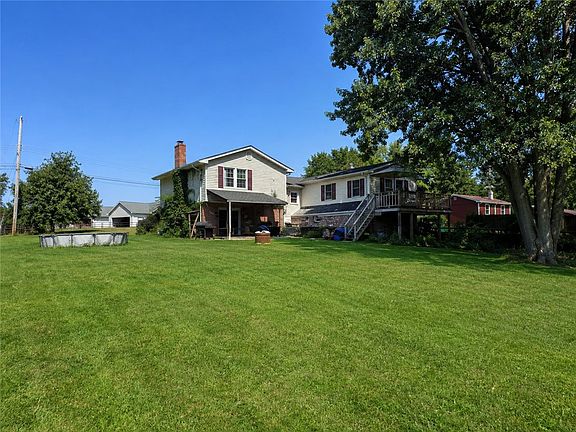 3rd image of 130 Maplehurst Dr