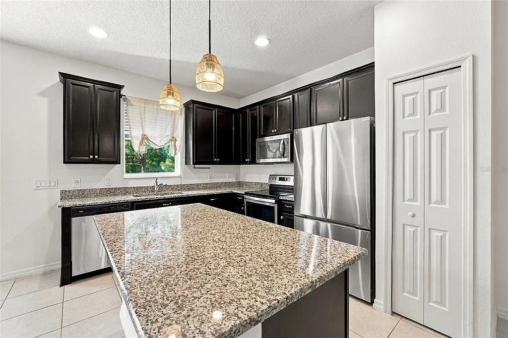 3 bed, 2.5 bath, 1650 sqft, $2,300 — Photo 4