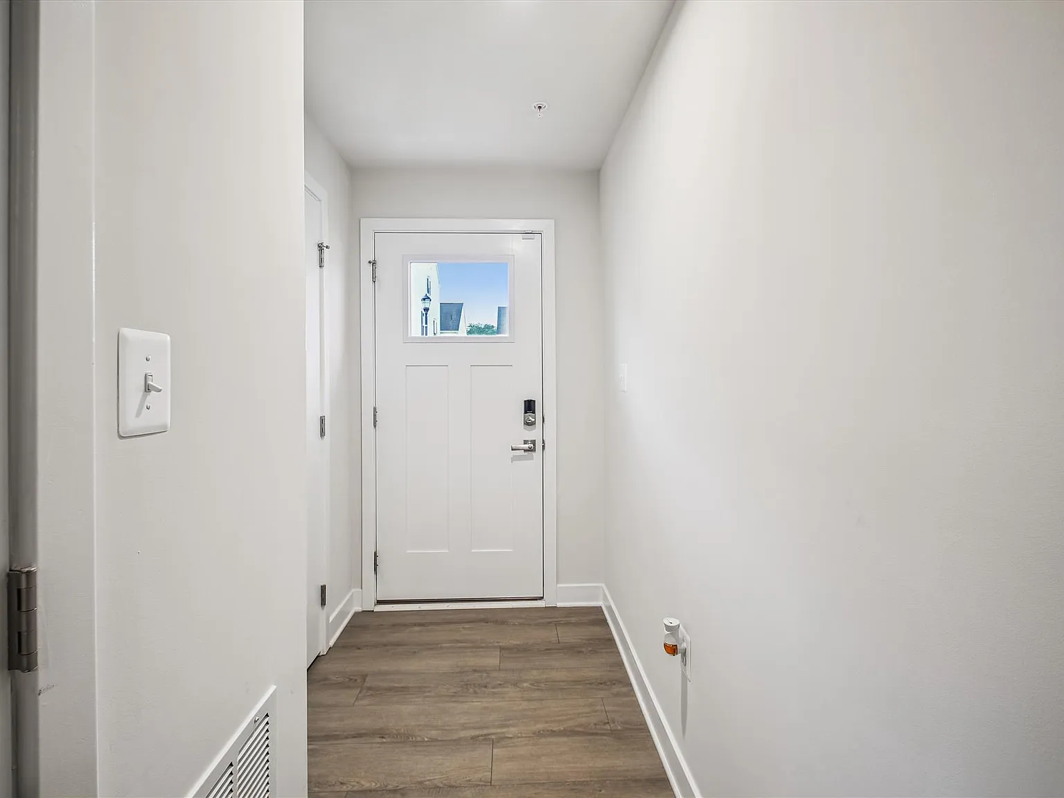 3 bed, 1930 sqft, $3,300 — Photo 2