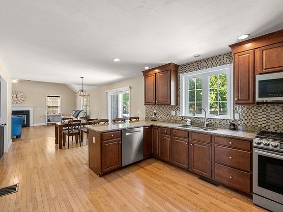 3rd image of 11 Duquette Dr
