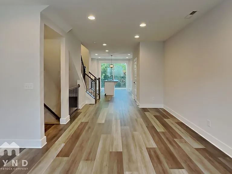 586 W End Dr — Photo 4