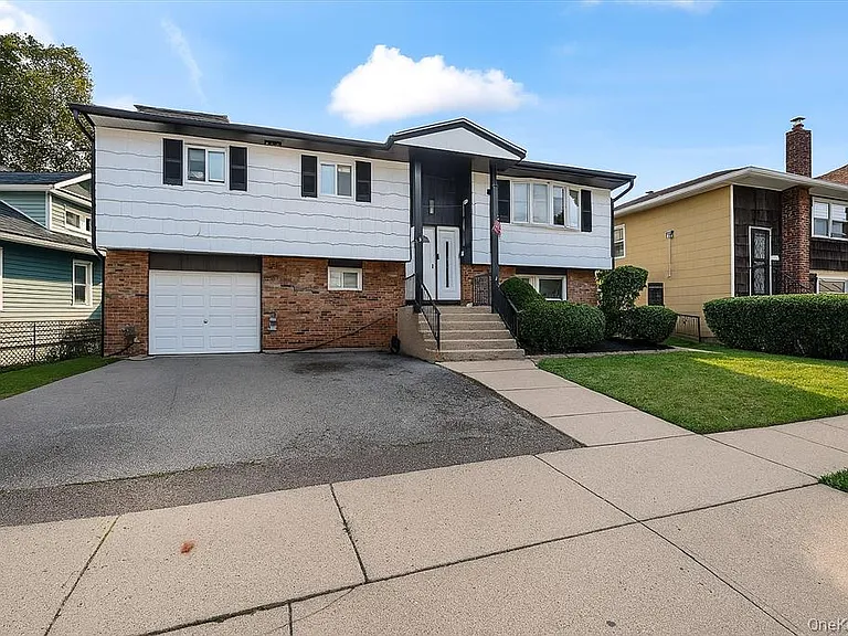 22 Hudson Pl — Photo 1