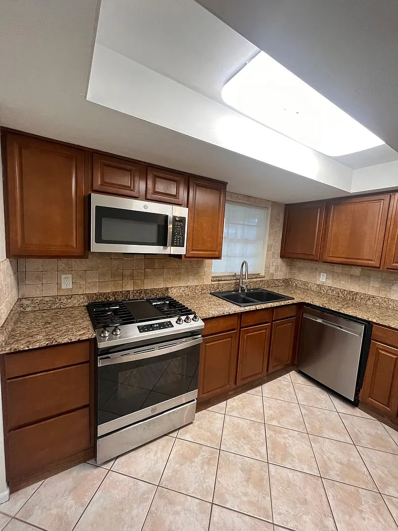 Welcome to This Beautiful 3 Bedroom, 2 Bathroom Home in St. Pete! — Photo 4