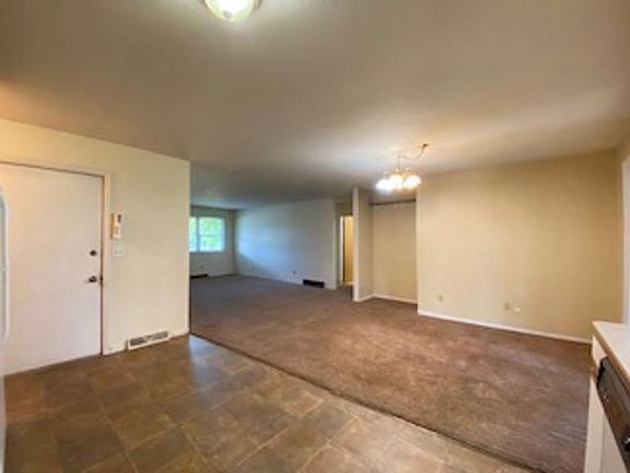5th image of 1721 Graceland Ct APT B