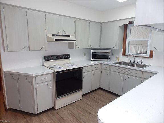 3rd image of 3180 Hillcrest Ave
