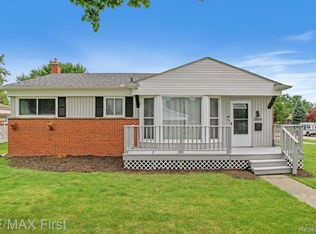 32000 Thorncrest St, Saint Clair Shores, MI 48082