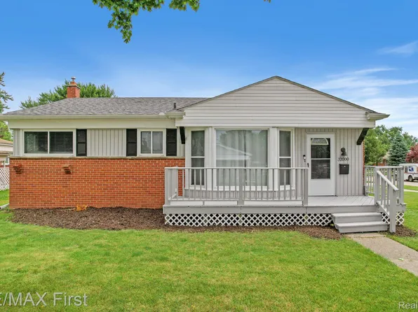 32000 Thorncrest St, Saint Clair Shores, MI 48082