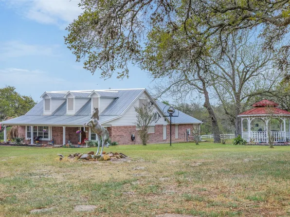 1089 Club Dr, Columbus, TX 78934