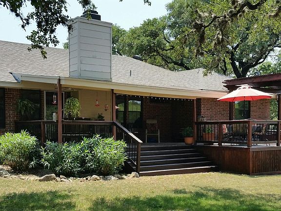 Large deck w/hot tub
