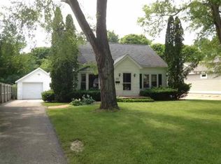 205 Prospect St, Charlevoix, MI 49720