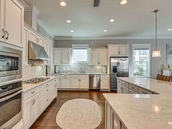 3rd image of 403 Gulfview Cir