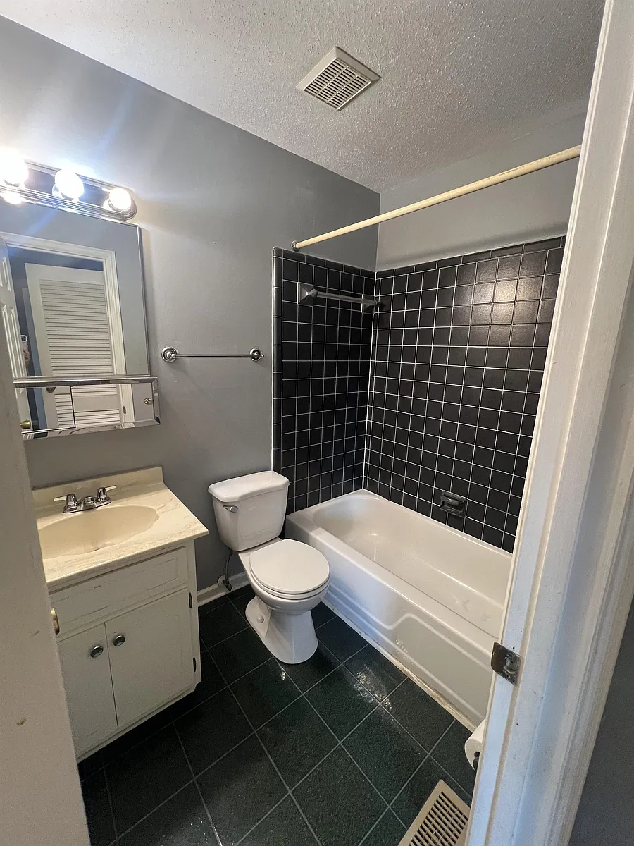 Building Photo - 10 Westdale Dr #1
