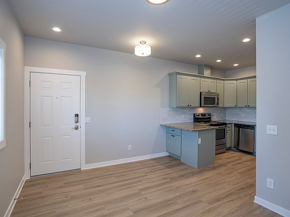 3rd image of 630 N Trafton St APT J