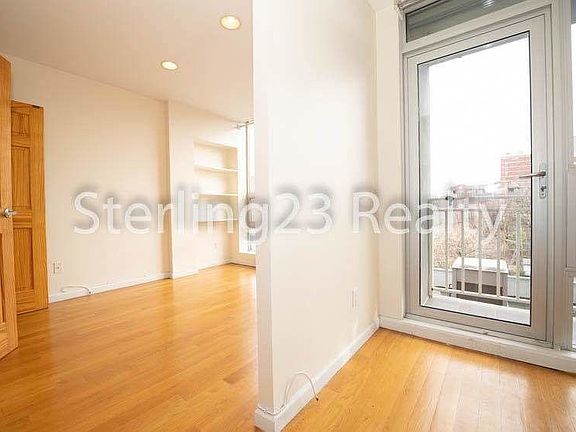 4th image of 2515 Crescent St #B4
