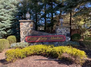 26 Falls Bridge Dr #209, Totowa, NJ 07512