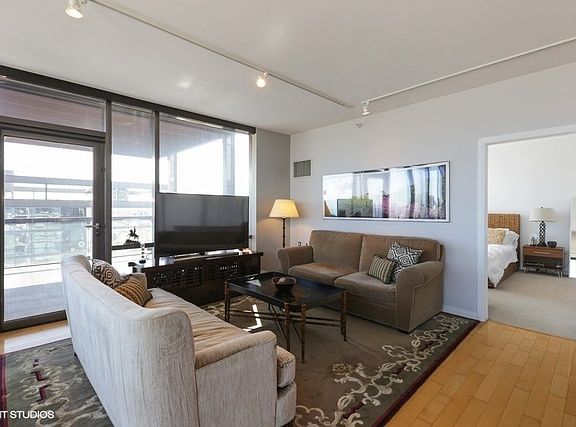 4th image of 860 W Blackhawk St Unit 2306