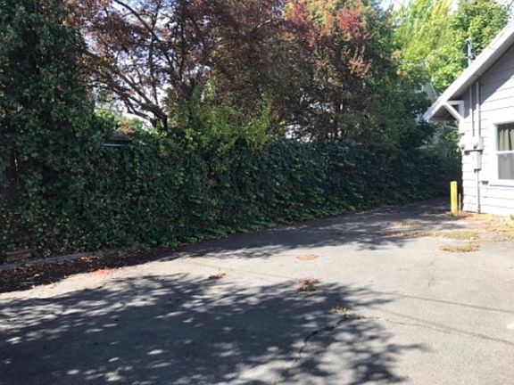5th image of 724 1/2 Siskiyou Blvd