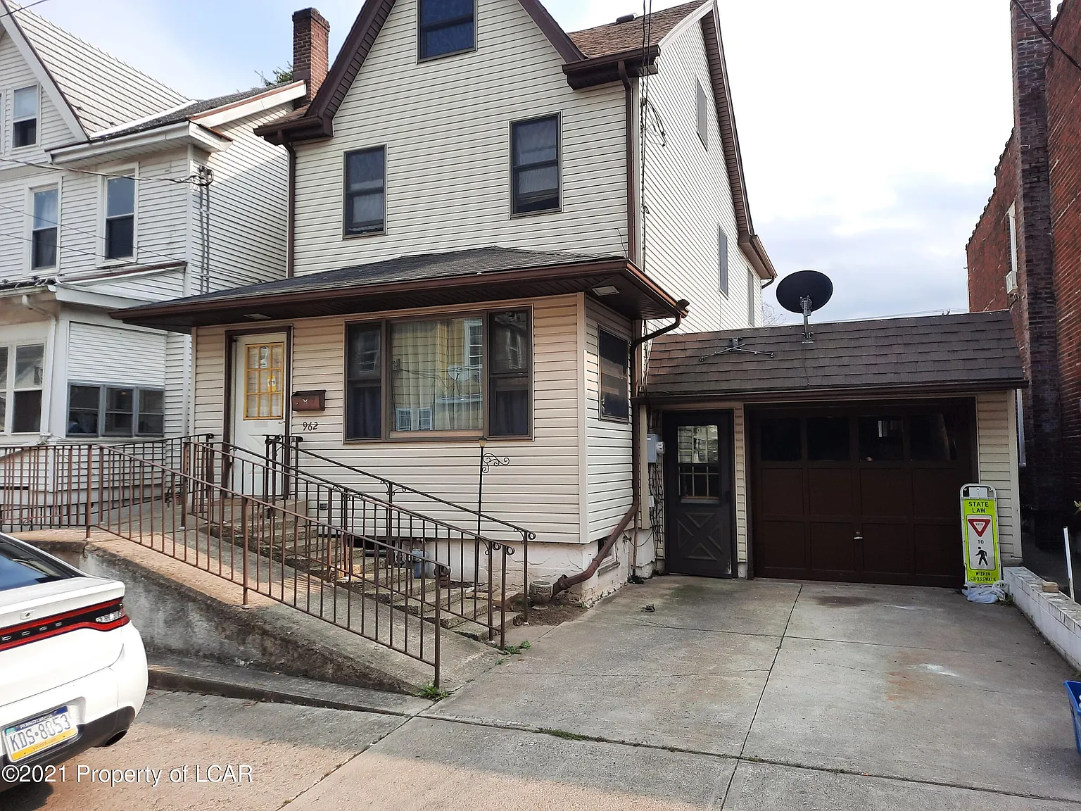 962 W 4th St photo 1