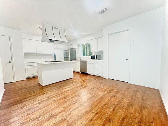 5th image of 3126 Village Woods Dr