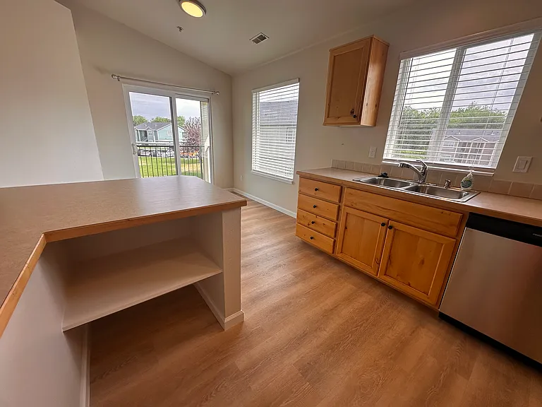 2105 E White Oak Ct #201 — Photo 32