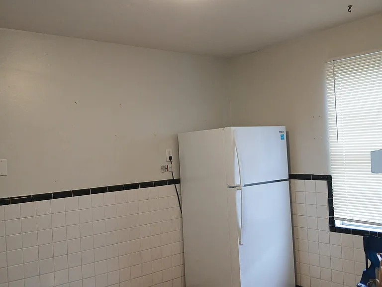7075 Melrose Ave — Photo 11