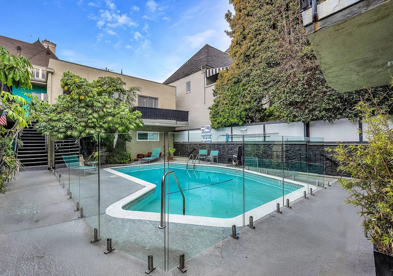 One bed in Mid-Century pool building — Photo 3