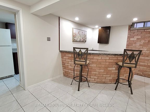 4th image of 11 Mathewson St