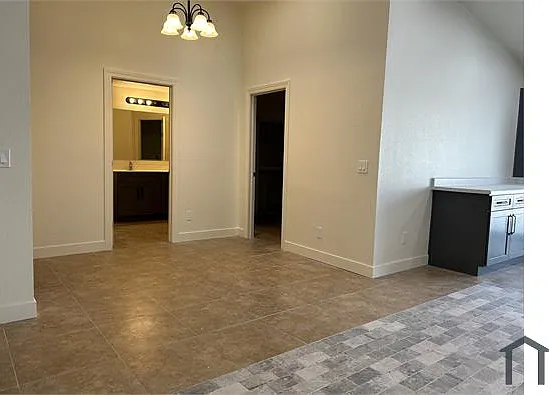 6 bed, 2100 sqft, $4,750 — Photo 2