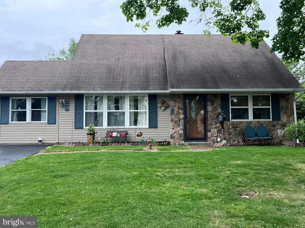 2 Kraft Ln, Levittown, PA 19055