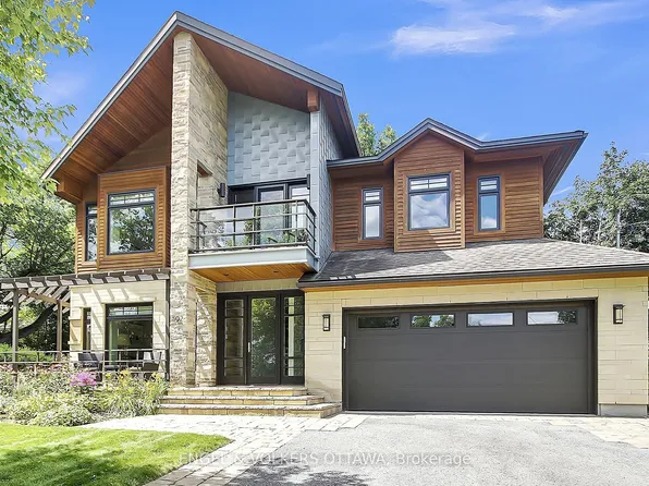 592 Brierwood Ave, Ottawa, ON K2A 2H8