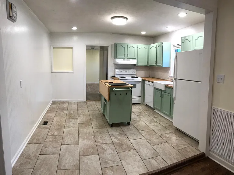 24 Mercer Ave — Photo 2