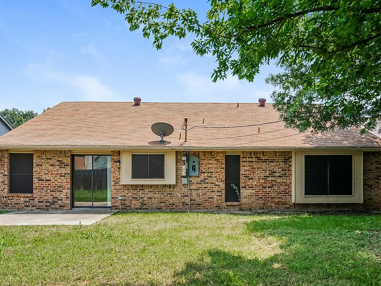 2303 Villanova St — Photo 16