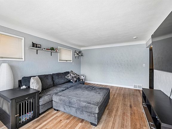5th image of 500 41st St NE