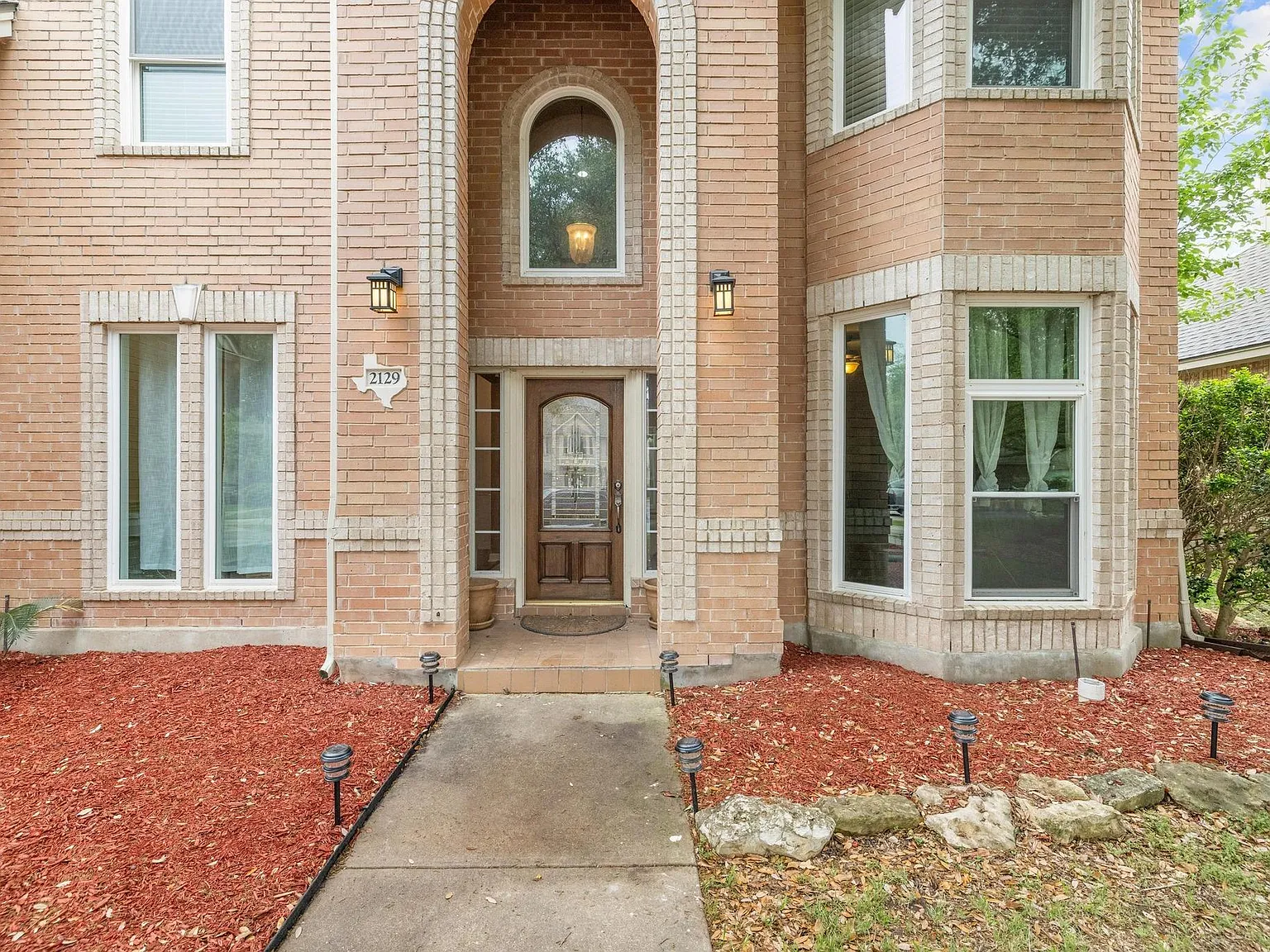 5 bed, 3.5 bath, 3090 sqft, $3,595 — Photo 2