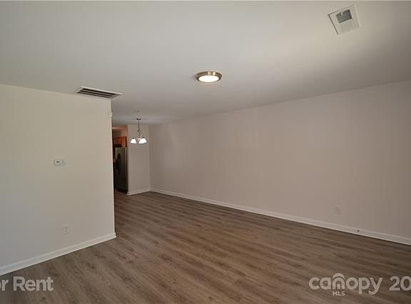 4th image of 843 Plaza Walk Dr