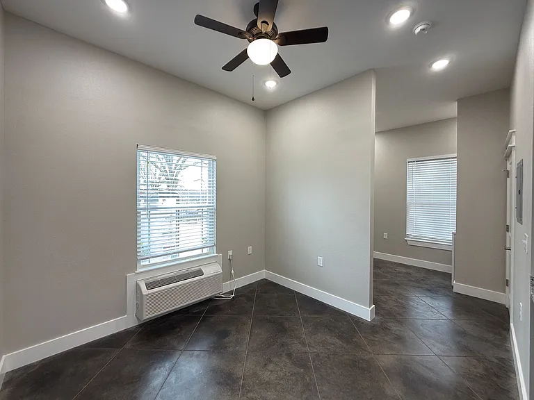 2110 Case St #D1 — Photo 2
