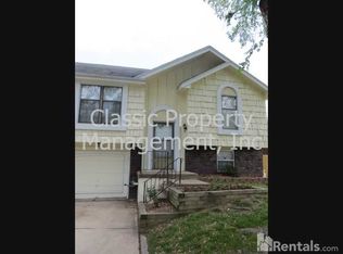 5901 NW Creekview Dr, Parkville, MO 64152