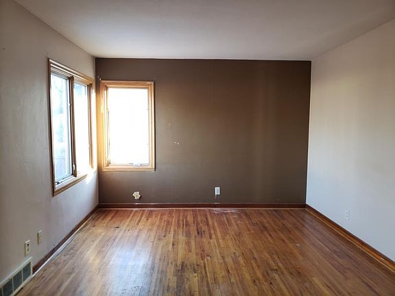 4th image of 3028 Gladstone Ave