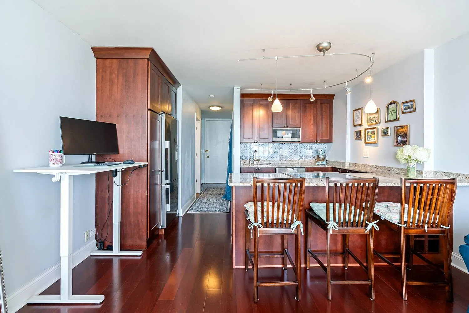 Large studio in Old Town, panoramic lake views, wood floors, separate sleeping area, updated kitchen — Photo 3